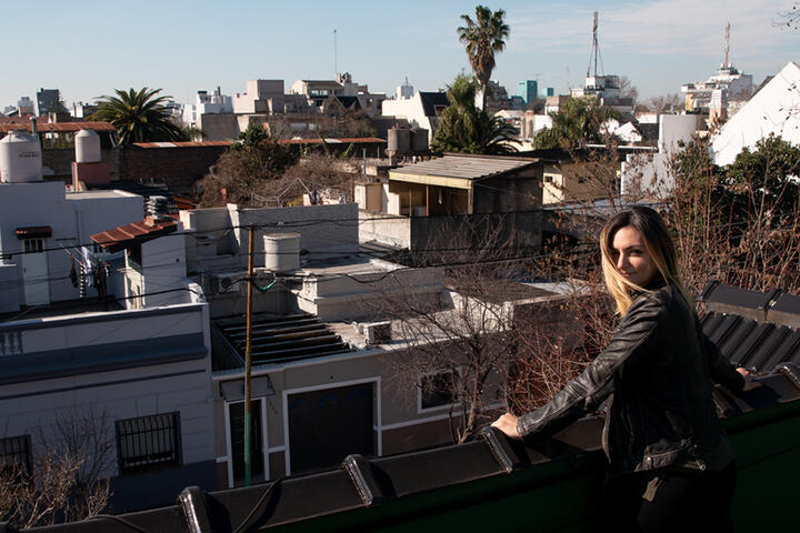 Eve Aznar en terraza