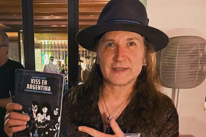 Kiss con el libro