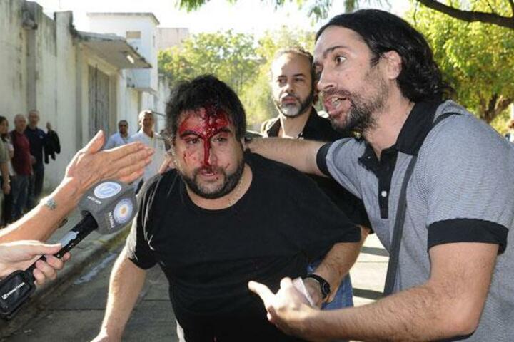 Pablo Spataro junto a un trabajador agredido