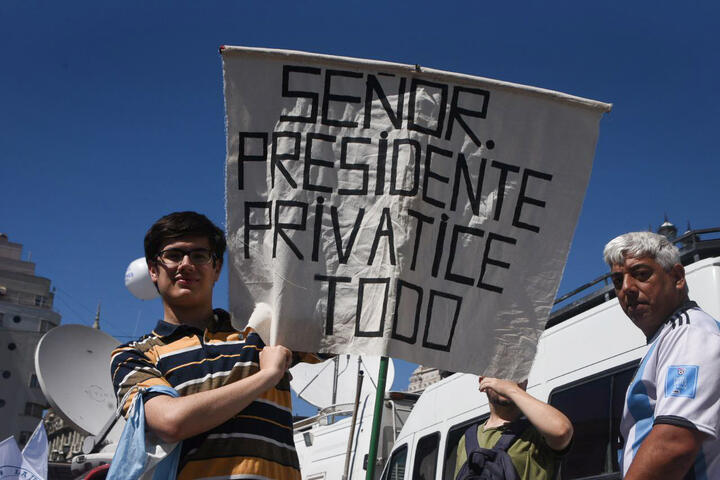 Un manifestante de La libertad avanza levanta un cartel a favor de la privatización el día que asume Milei su presidencia 2023