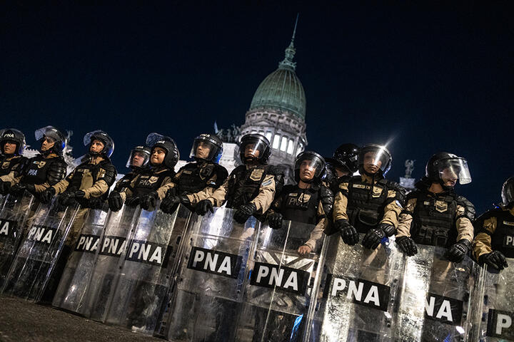 Policía afuera del Congreso. Debate Ley Ómnibus_María Bessone