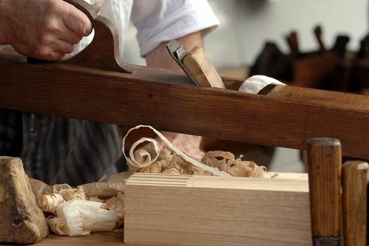 alguien que trabaja la madera
