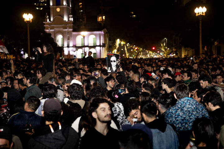 Concentración masiva y espontánea en Plaza de Mayo por la muerte del Indio Solari_Noelia Guevara