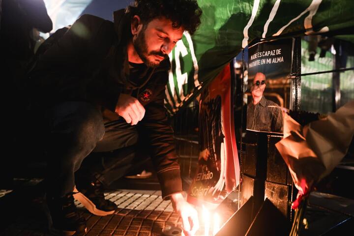 Concentración masiva y espontánea en Plaza de Mayo por la muerte del Indio Solari_Noelia Guevara