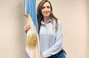 Villarruel abrazando una bandera argentina