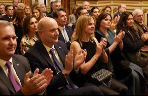 Sturzenegger aplaude a la embajadora británica