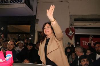 Cristina saludando