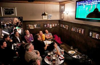 En el bar viendo fútbol