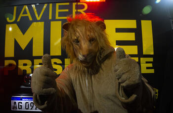 Seguidor de Milei disfrazado de león en el cierre de campaña del candidato