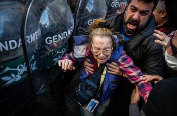ARGRA Efectivos de la Gendarmería Nacional reprimen a las y los jubilados que protestaban en contra del veto de Javier Milei a la Ley de Movilidad Jubilatoria.
