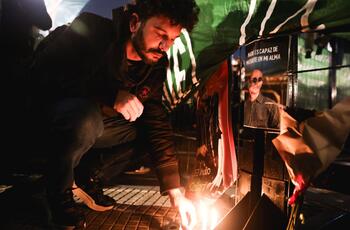 Concentración masiva y espontánea en Plaza de Mayo por la muerte del Indio Solari_Noelia Guevara