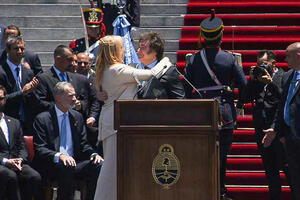 Javier Milei abraza a su hermana Karina el día de su asunción presidencial en el Congreso 2023