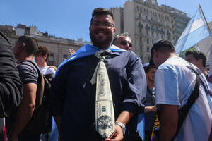 Un manifestante de La libertad avanza con una corbata de dolar el día que asume Milei su presidencia 2023