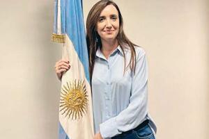 Villarruel abrazando una bandera argentina