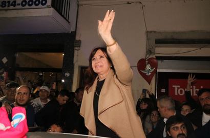Cristina saludando