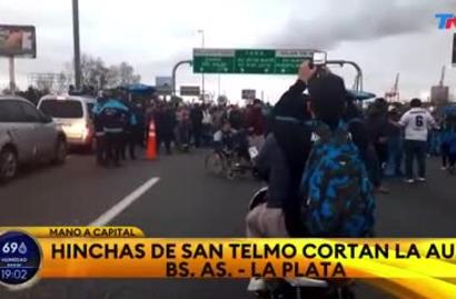 Hinchas de San Telmo cortaron la autopista Buenos Aires - La Plata